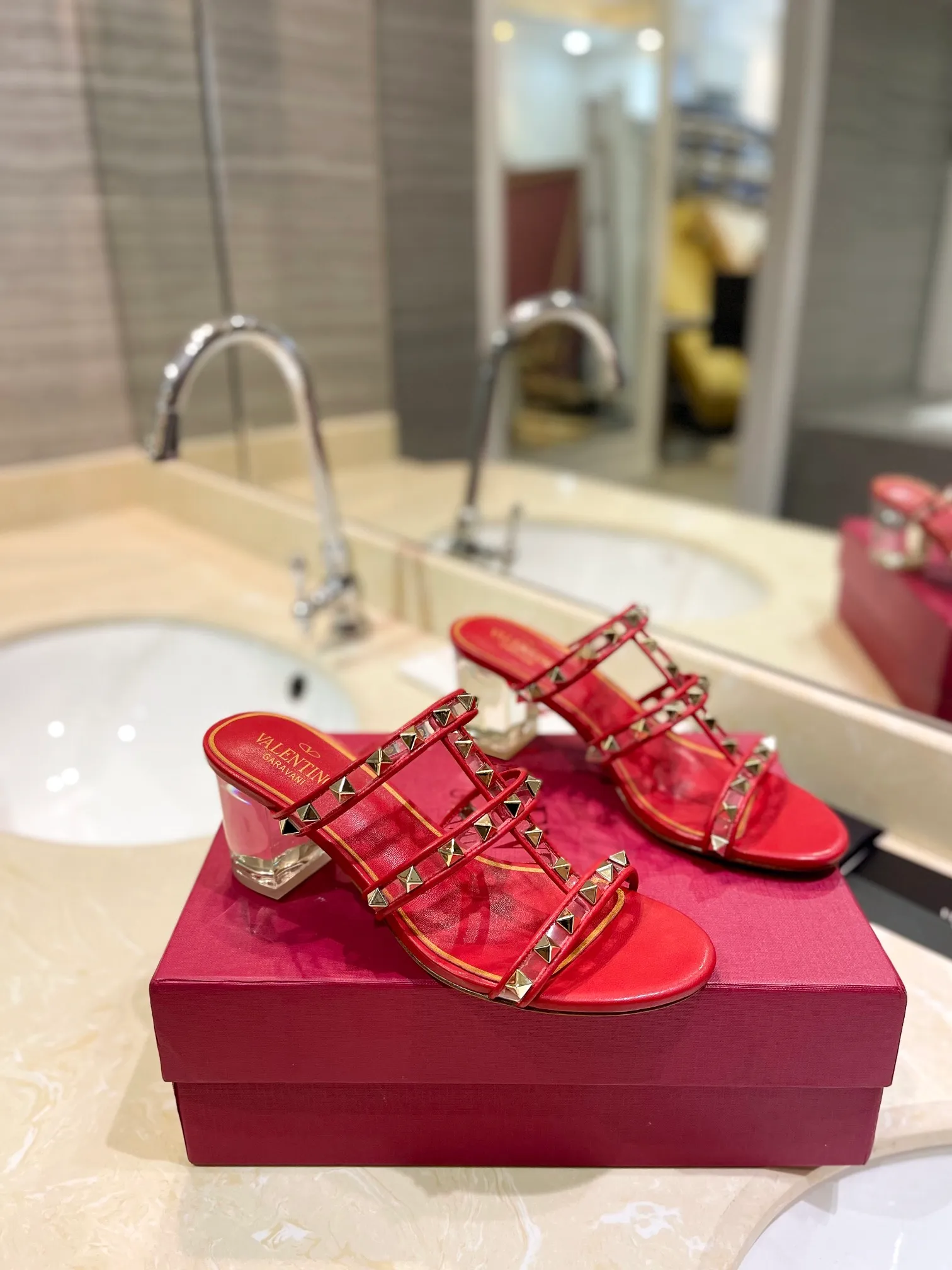👟👟Ex-factory price 500👟👟 𝑉𝐴𝐿𝐸𝑁𝑇𝐼𝑁𝑂 Valentino ♡ͥ | ²º²⁴💫Purchasing agent level🔍Same color The classic king-shaped slippers with crystal heels are also so beautiful The particularly high-quality hardware brings out a full sense of high-end. After putting it on your feet, you will be stunned and look super slim! The new season lives up to expectations! Worth buying ★Imported cowhide is absolutely high-grade ❥Original method is absolutely sensual ❥Elegant style creates a different feeling🙈 Simple temperament style!  ♡ show bdetails ———————————— ⊿▸: Size｜35-40 (customized at 40.41.42) ⊿▸: Material｜Imported sheepskin + Pvc ⊿▸: Material | Padded sheepskin ⊿▸: Material | Italian🇮🇹 genuine leather outsole ⊿▸: Heel height｜6cm